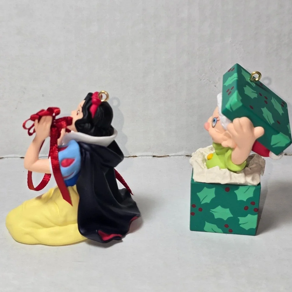 Hallmark Keepsake Snow White Set of 2 Anniversary Edition Ornaments & Dopey!‎